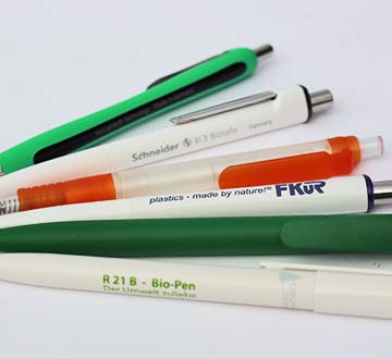 Etliche Schreibgeräte-Hersteller setzen mittlerweile auf eine Produktlinie aus Cellulose basierten Biokunststoffen. Quelle: FNR/ Siria Wildermann